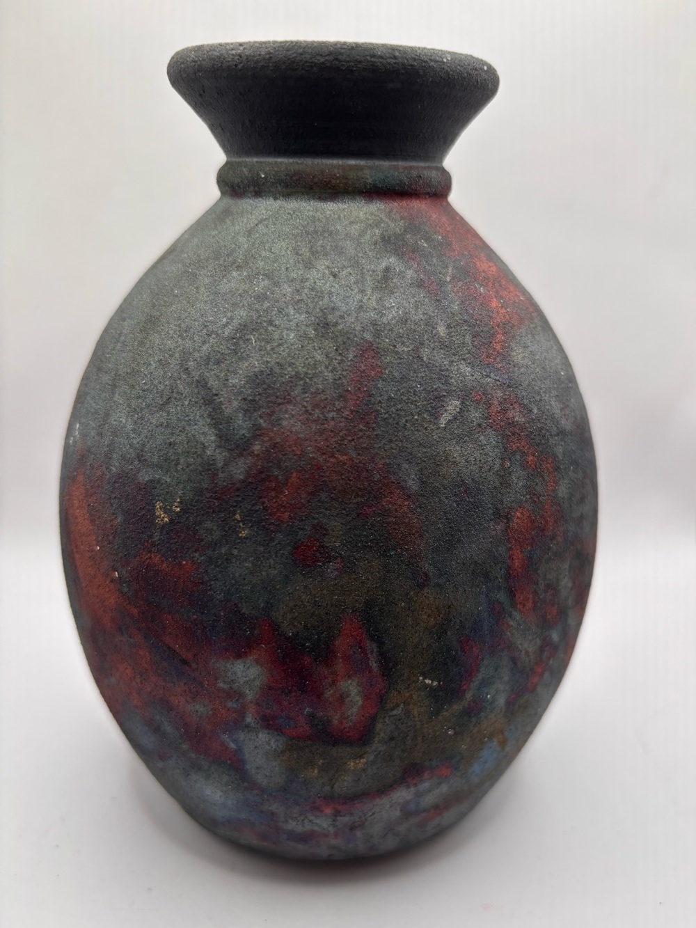 Raku Vase Rough Textured Surface and Dark Mottled Colors Signed by Graydon, 2000 - Picture 3 of 8